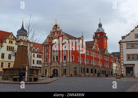 Mercato principale o Hauptmarkt tedesco con bel municipio rosso a Gotha Foto Stock