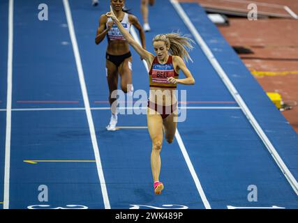 Utilita Arena, Birmingham, Regno Unito. 18 febbraio 2024. 2023 Microplus UK Athletics Indoor Championships Day 2; Georgia Bell di Belgrave Harriers celebra la vittoria dei 1500 m di credito finale: Action Plus Sports/Alamy Live News Foto Stock