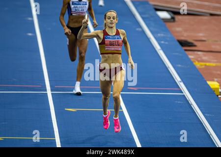 Utilita Arena, Birmingham, Regno Unito. 18 febbraio 2024. 2023 Microplus UK Athletics Indoor Championships Day 2; Georgia Bell di Belgrave Harriers celebra la vittoria dei 1500 m di credito finale: Action Plus Sports/Alamy Live News Foto Stock