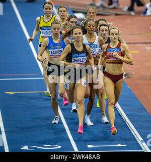 Utilita Arena, Birmingham, Regno Unito. 18 febbraio 2024. 2023 Microplus UK Athletics Indoor Championships Day 2; Georgia Bell di Belgrave Harriers guida il gruppo per vincere i 1500 m di credito finale: Action Plus Sports/Alamy Live News Foto Stock