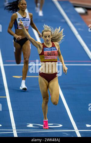 Utilita Arena, Birmingham, Regno Unito. 18 febbraio 2024. 2023 Microplus UK Athletics Indoor Championships Day 2; Georgia Bell di Belgrave Harriers celebra la vittoria dei 1500 m di credito finale: Action Plus Sports/Alamy Live News Foto Stock