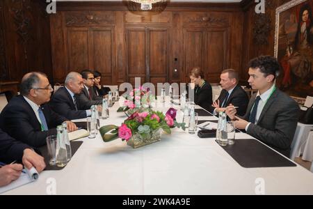 Il primo ministro palestinese Muhammad Shtayyeh discute con il presidente Macrons i passi della squadra per il riconoscimento franco-europeo dello Stato di Palestina, a Monaco, Germania meridionale, il 18 febbraio 2024. Foto del primo Ministro Office Aaimages Monaco di Baviera Germania 180224 Germay PMO 008 Copyright: XapaimagesxPrimexMinisterxOfficexxapaimagesx Foto Stock