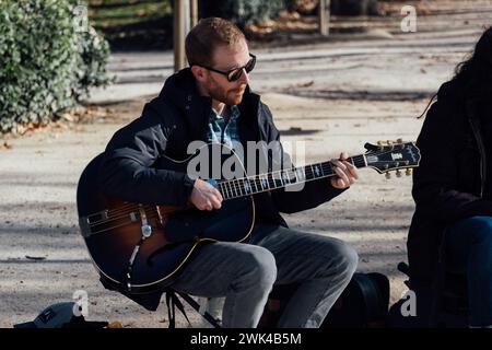 Madrid, Spagna - 28 gennaio 2024: Gruppo di musicisti di strada che suonano swing nel Parco del Retiro Foto Stock