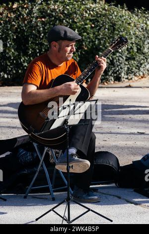 Madrid, Spagna - 28 gennaio 2024: Gruppo di musicisti di strada che suonano swing nel Parco del Retiro Foto Stock