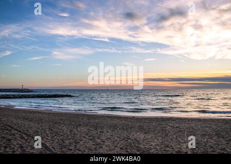 Mare Mediterraneo calmo tramonto foto sul mare. Primo piano sull'acqua con la sabbia sulla spiaggia. Roccia subacquea. La vista dall'alto, nautic Foto Stock