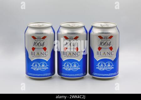 Kiev, Ucraina - 25 dicembre 2022: Studio fotografico della birra di frumento Kronenbourg Blanc 1664 con primo piano di lattine di agrumi su bianco. L'azienda è di proprietà della CA Foto Stock