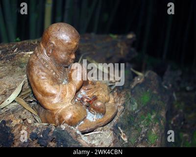 Gainesville, Florida, Stati Uniti - 17 maggio 2015: Statua nella foresta di bambù dei Kanapaha Botanical Gardens. Foto Stock