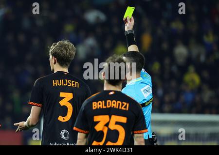 Napoli, Italia. 18 febbraio 2024. Dean Huijsen dell'AS Roma riceve un cartellino giallo dall'arbitro Antonio Guia durante la partita di serie A tra Frosinone e AS Roma allo stadio Benito stirpe di Frosinone (Italia), 18 febbraio 2024. Crediti: Insidefoto di andrea staccioli/Alamy Live News Foto Stock