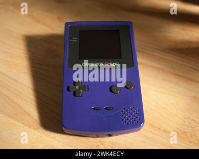 Miami, Florida, Stati Uniti - 26 novembre 2023: Console portatile Nintendo Game Boy Color d'epoca, modello Grape (blu) su un tavolo. Foto Stock