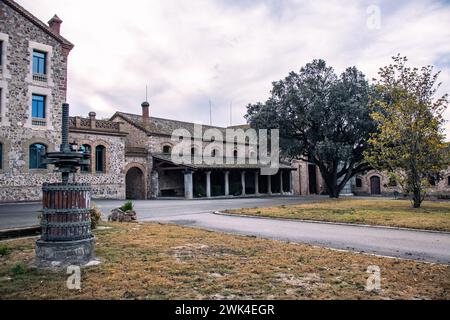 Foto dell'esterno di un vecchio giardino di fattoria invernale. Potete vedere il cortile posteriore di vecchi edifici in pietra. Ho visto degli archi d'angolo ombreggiati. Vecchio textu murale in mattoni Foto Stock