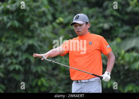 SERDANG - 18 febbraio: Naoki Sekito del Giappone pulisce il suo ferro al secondo tee box durante il round finale 0f IRS prima Malaysia Open 2024 al Mines Resort & Golf Club, Serdang, Selangor, Malesia, il 18 febbraio 2024. (Foto di Ali Mufti) credito: Ali Mufti/Alamy Live News Foto Stock