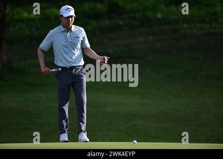 SERDANG - FEB 18: Jeunghun Wang della Corea si schiera alla prima buca durante la finale del round 0f IRS prima Malaysia Open 2024 al Mines Resort & Golf Club, Serdang, Selangor, Malesia il 18 febbraio 2024. (Foto di Ali Mufti) credito: Ali Mufti/Alamy Live News Foto Stock