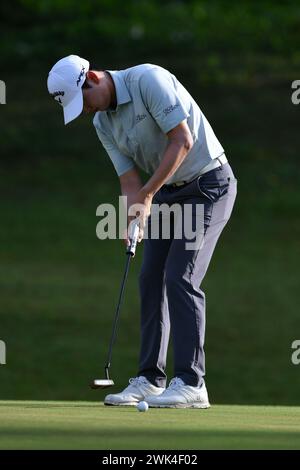 SERDANG - 18 febbraio: Jeunghun Wang della Corea si mette in campo alla prima buca durante la fase finale 0f IRS prima Malaysia Open 2024 al Mines Resort & Golf Club, Serdang, Selangor, Malesia il 18 febbraio 2024. (Foto di Ali Mufti) credito: Ali Mufti/Alamy Live News Foto Stock