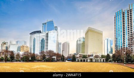 Charlotte, North Carolina, USA - 12-27-2023: I moderni grattacieli del centro di Charlotte si affacciano sul Romare Bearden Park Foto Stock