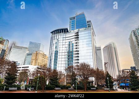 Charlotte, North Carolina, USA - 12-27-2023: I moderni grattacieli del centro di Charlotte si affacciano sul Romare Bearden Park Foto Stock