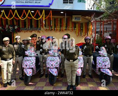 Nuova Delhi, India. 18 febbraio 2024. NUOVA DELHI, INDIA - 18 FEBBRAIO: Personale di polizia femminile presso "tutti i posti di polizia femminili" a Shraddhanand Marg sotto la stazione di polizia di Kamla Market, il 18 febbraio 2024 a nuova Delhi, India. VK Saxena ha detto che ha chiesto alla polizia di Delhi di stabilire AWPPs dopo che la sua squadra di sole donne è stata giudicata come il miglior contingente di marcia alla parata della Festa della Repubblica di quest'anno. Gli AWPP mirano a fornire un ambiente sicuro e confortevole alle donne vittime per segnalare i loro problemi e cercare una soluzione. (Foto di Vipin Kumar/Hindustan Times/Sipa USA ) credito: SIPA USA/Alamy Live News Foto Stock