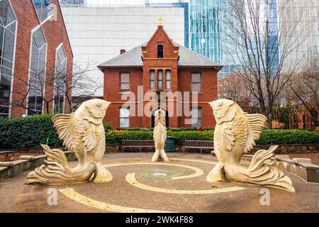 La cappella verde del parco cittadino con sculture di pesce a Charlotte, North Carolina Foto Stock