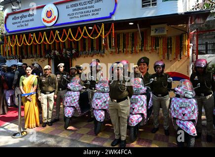 Nuova Delhi, India. 18 febbraio 2024. NUOVA DELHI, INDIA - 18 FEBBRAIO: Personale di polizia femminile presso "tutti i posti di polizia femminili" a Shraddhanand Marg sotto la stazione di polizia di Kamla Market, il 18 febbraio 2024 a nuova Delhi, India. VK Saxena ha detto che ha chiesto alla polizia di Delhi di stabilire AWPPs dopo che la sua squadra di sole donne è stata giudicata come il miglior contingente di marcia alla parata della Festa della Repubblica di quest'anno. Gli AWPP mirano a fornire un ambiente sicuro e confortevole alle donne vittime per segnalare i loro problemi e cercare una soluzione. (Foto di Vipin Kumar/Hindustan Times/Sipa USA ) credito: SIPA USA/Alamy Live News Foto Stock