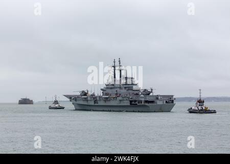 Portaerei italiano Giuseppe Garibaldi C 551 in partenza da Portsmouth nel febbraio 2024. Vista lato porto e poppa scortata da due rimorchiatori SERCO. Foto Stock