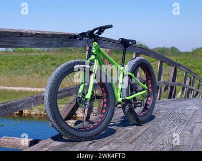 Everglades, Florida, Stati Uniti - 16 settembre 2018: Fat Bike da 4 pollici del marchio Gravity su un ponte sul canale Tamiami. Foto Stock