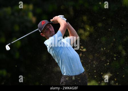 SERDANG - FEB 18: David Puig della Spagna realizza il secondo tee shot durante la finale del round 0f IRS prima Malaysia Open 2024 al Mines Resort & Golf Club, Serdang, Selangor, Malesia il 18 febbraio 2024. (Foto di Ali Mufti) credito: Ali Mufti/Alamy Live News Foto Stock