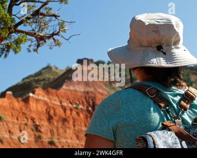 Escursionista femminile di fronte alle scogliere del canyon Palo duro in Texas. Foto Stock