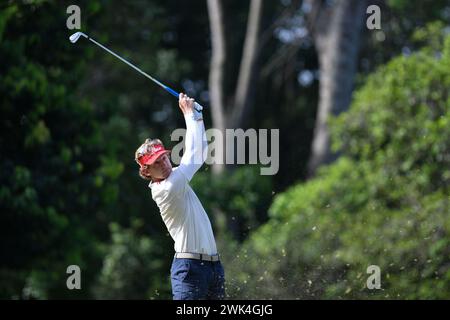 SERDANG - FEB 18: Jared Du Toit del Canada ha sparato il suo tee alla 2a buca durante l'ultimo round 0f IRS prima Malaysia Open 2024 al Mines Resort & Golf Club, Serdang, Selangor, Malesia il 18 febbraio 2024. (Foto di Ali Mufti) credito: Ali Mufti/Alamy Live News Foto Stock