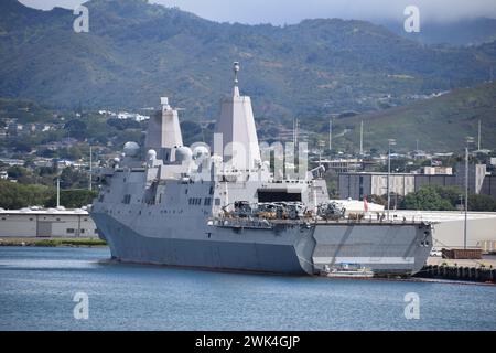 Molo di trasporto anfibio di classe San Antonio, ancorato/attraccato a Pearl Harbor, Hawaii Foto Stock