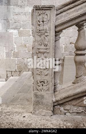 Antica balaustra classica con elementi in pietra intagliata. Splendide fotografie di paesaggi urbani con mansarda o parapetto per scale. Scena di strada. Foto di alta qualità Foto Stock