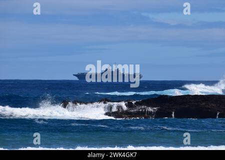 Nave d'assalto anfibio USS Essex in partenza da Oahu, Hawaii. Foto Stock