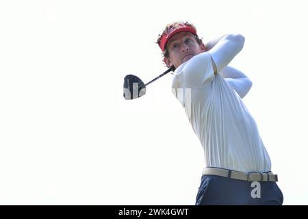 SERDANG - FEB 18: Jared Du Toit del Canada ha sparato il suo tee alla 3a buca durante l'ultimo round 0f IRS prima Malaysia Open 2024 al Mines Resort & Golf Club, Serdang, Selangor, Malesia il 18 febbraio 2024. (Foto di Ali Mufti) credito: Ali Mufti/Alamy Live News Foto Stock