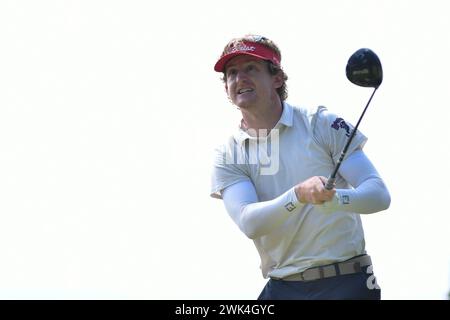 SERDANG - FEB 18: Jared Du Toit del Canada ha sparato il suo tee alla 3a buca durante l'ultimo round 0f IRS prima Malaysia Open 2024 al Mines Resort & Golf Club, Serdang, Selangor, Malesia il 18 febbraio 2024. (Foto di Ali Mufti) credito: Ali Mufti/Alamy Live News Foto Stock