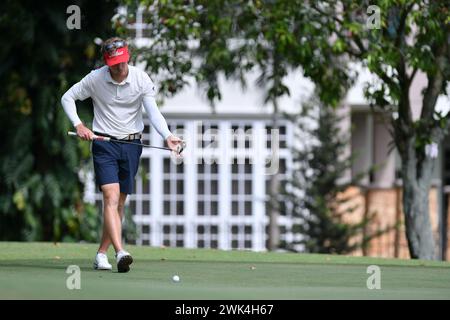 SERDANG - FEB 18: Jared Du Toit del Canada si schiererà alla 3a buca durante la finale del round 0f IRS prima Malaysia Open 2024 al Mines Resort & Golf Club, Serdang, Selangor, Malesia il 18 febbraio 2024. (Foto di Ali Mufti) credito: Ali Mufti/Alamy Live News Foto Stock