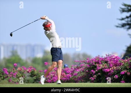 SERDANG - FEB 18: Jared Du Toit del Canada ha sparato il suo tee alla quarta buca durante l'ultimo round 0f IRS prima Malaysia Open 2024 al Mines Resort & Golf Club, Serdang, Selangor, Malesia il 18 febbraio 2024. (Foto di Ali Mufti) credito: Ali Mufti/Alamy Live News Foto Stock