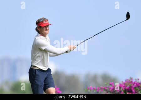 SERDANG - FEB 18: Jared Du Toit del Canada ha sparato il suo tee alla quarta buca durante l'ultimo round 0f IRS prima Malaysia Open 2024 al Mines Resort & Golf Club, Serdang, Selangor, Malesia il 18 febbraio 2024. (Foto di Ali Mufti) credito: Ali Mufti/Alamy Live News Foto Stock