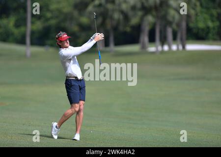 SERDANG - FEB 18: Jared Du Toit del Canada ha sparato il suo secondo tiro alla quarta buca durante l'ultimo round 0f IRS prima Malaysia Open 2024 al Mines Resort & Golf Club, Serdang, Selangor, Malesia il 18 febbraio 2024. (Foto di Ali Mufti) credito: Ali Mufti/Alamy Live News Foto Stock