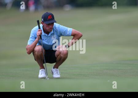 SERDANG - FEB 18: David Puig della Spagna si schiera al 18° green durante la finale del round 0f IRS prima Malaysia Open 2024 al Mines Resort & Golf Club, Serdang, Selangor, Malesia il 18 febbraio 2024. (Foto di Ali Mufti) credito: Ali Mufti/Alamy Live News Foto Stock