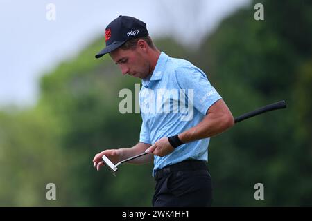 SERDANG - FEB 18: David Puig di Spagna nella foto al 18° green durante il round finale 0f IRS prima Malaysia Open 2024 al Mines Resort & Golf Club, Serdang, Selangor, Malesia, il 18 febbraio 2024. (Foto di Ali Mufti) credito: Ali Mufti/Alamy Live News Foto Stock