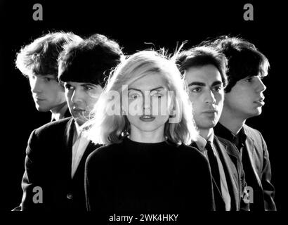 Bionda. Ritratto di Debbie Harry e altri membri del gruppo pop, Blondie, 1977. Da sinistra a destra: Gary Valentine, Clem Burke, Debbie Harry, Chris Stein, Jimmy Destri Foto Stock