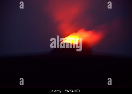 L'Erta Ale è una catena di vulcani situata nel Triangolo di Afar, Etiopia. Qui la Terra cambia costantemente con eruzioni vulcaniche ininterrotte Foto Stock