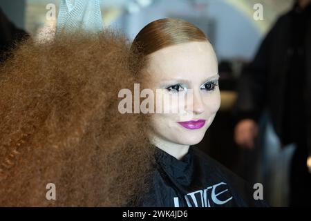 Londra, Regno Unito. 18 febbraio 2024. Dietro le quinte della sfilata AW24 di Sinead Gorey come parte della settimana della moda di Londra che si tiene al nightclub Heaven di Londra. Crediti: Katie Collins/EMPICS/Alamy Live News Foto Stock