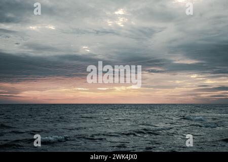 Tramonto inverno Mediterraneo foto paesaggio. Splendide fotografie di paesaggi naturali con serata sullo sfondo. Scena idilliaca. Immagini di alta qualità Foto Stock