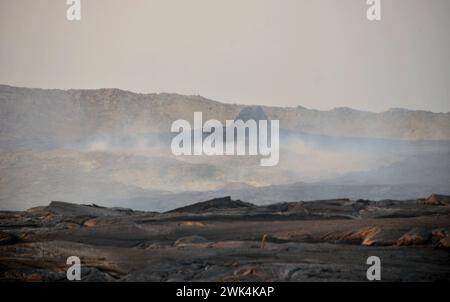 L'Erta Ale è una catena di vulcani situata nel Triangolo di Afar, Etiopia. Qui la Terra cambia costantemente con eruzioni vulcaniche ininterrotte Foto Stock