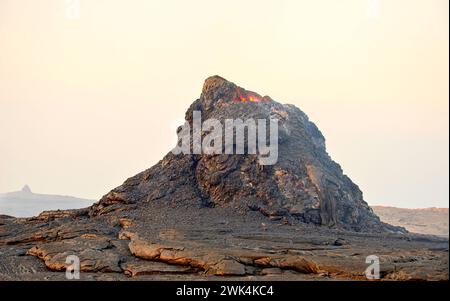 L'Erta Ale è una catena di vulcani situata nel Triangolo di Afar, Etiopia. Qui la Terra cambia costantemente con eruzioni vulcaniche ininterrotte Foto Stock