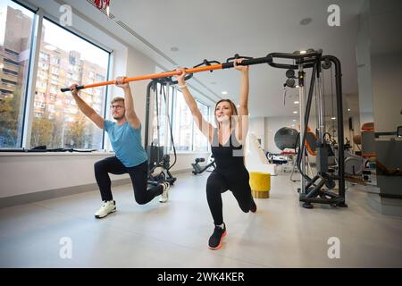 Bella donna e uomo si stanno riscaldando con un bastone speciale Foto Stock