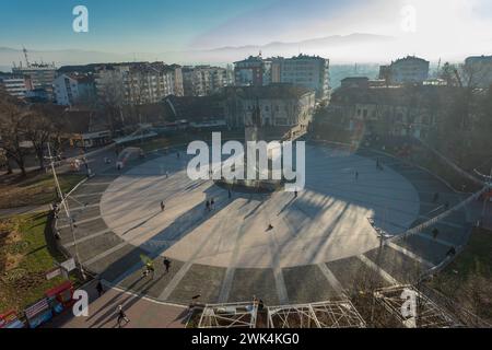 Kraljevo, Serbia - 19 dicembre 2023: Piazza principale della città con il famoso monumento "Milutin" ai guerrieri serbi morti per la libertà nelle guerre del 1912 Foto Stock