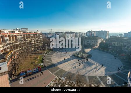 Kraljevo, Serbia - 19 dicembre 2023: Piazza principale della città con il famoso monumento "Milutin" ai guerrieri serbi morti per la libertà nelle guerre del 1912 Foto Stock