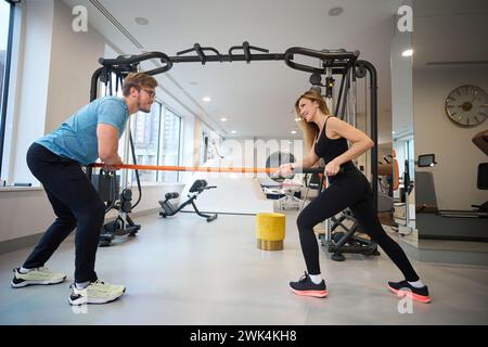 Uomo in occhiali e donna di mezza età si stanno riscaldando Foto Stock