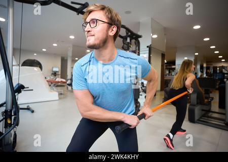 Persone che si riscaldano con bastoncini speciali Foto Stock