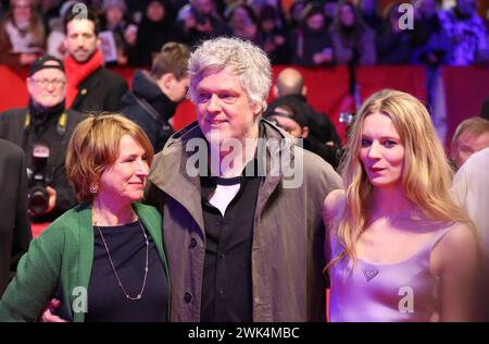 Berlino, Germania, 18 febbraio 2024, attrice Corinna Harfouch e regista, sceneggiatore, produttore, Matthias Glasner, Lilith Stangenberg, arrivo sul tappeto rosso per la proiezione del film Dying (Sterben) di gala al 74° Festival Internazionale del Cinema di Berlino. Crediti: Doreen Kennedy/Alamy Live News. Foto Stock